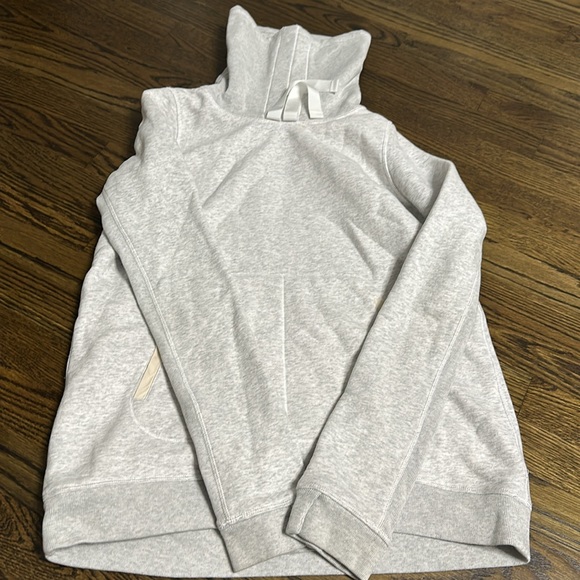 NWOT Lululemon Avenue Pullover. Size 6 - Picture 4 of 10